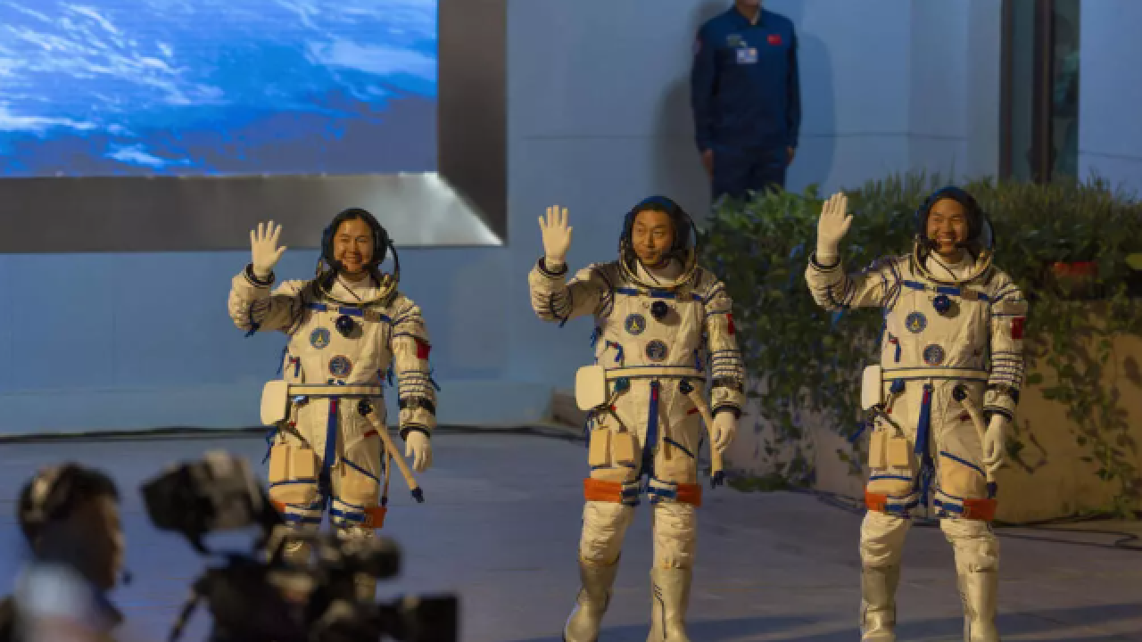 Κίνα: Το πλήρωμα του Shenzhou-19 επέστρεψε στη Γη μετά από 6 μήνες στο διάστημα