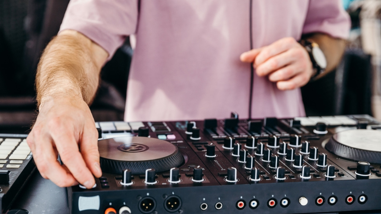 Αιματηρός καυγάς ανάμεσα σε DJs στη Ναύπακτο – Του έκοψε το αυτί για τα ποσοστά