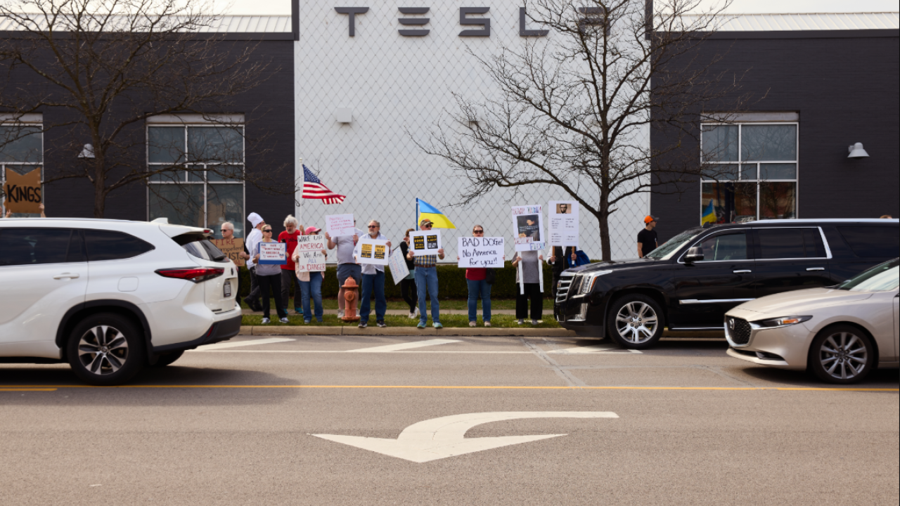 Tesla: Σε... πτώση οι εκτιμήσεις για τα κέρδη - Σε χαμηλά επίπεδα οι παραδόσεις οχημάτων το πρώτο 3μηνο του 2025