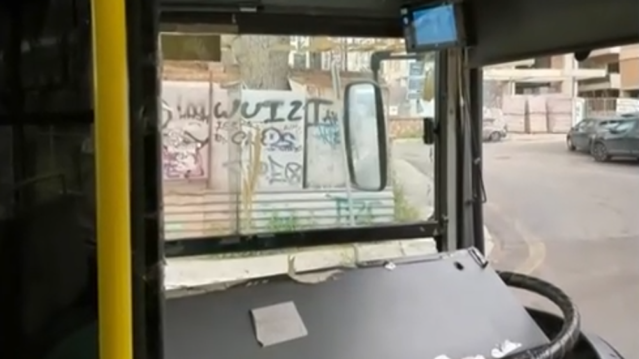 Τμήμα οροφής λεωφορείου έπεσε πάνω στον οδηγό – Δείτε βίντεο