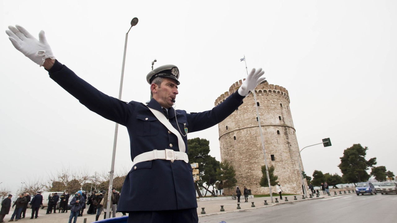 Γυναίκα οδηγός τραυμάτισε τροχονόμο, αρνούμενη να συμμορφωθεί στις υποδείξεις του