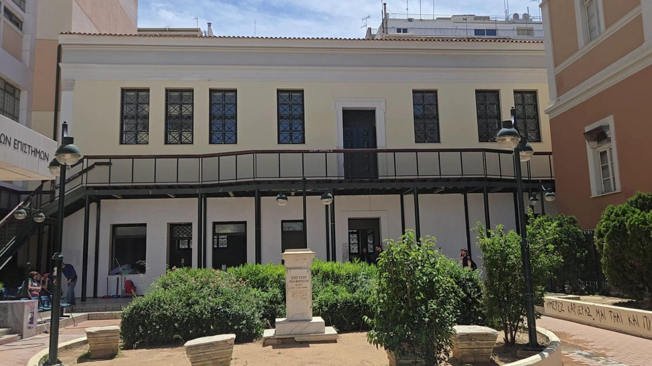 Ζαχαράκη: Παρουσίασε φωτογραφίες της Νομικής «πριν και μετά» Ζαχαράκη: Παρουσίασε φωτογραφίες της Νομικής «πριν και μετά»