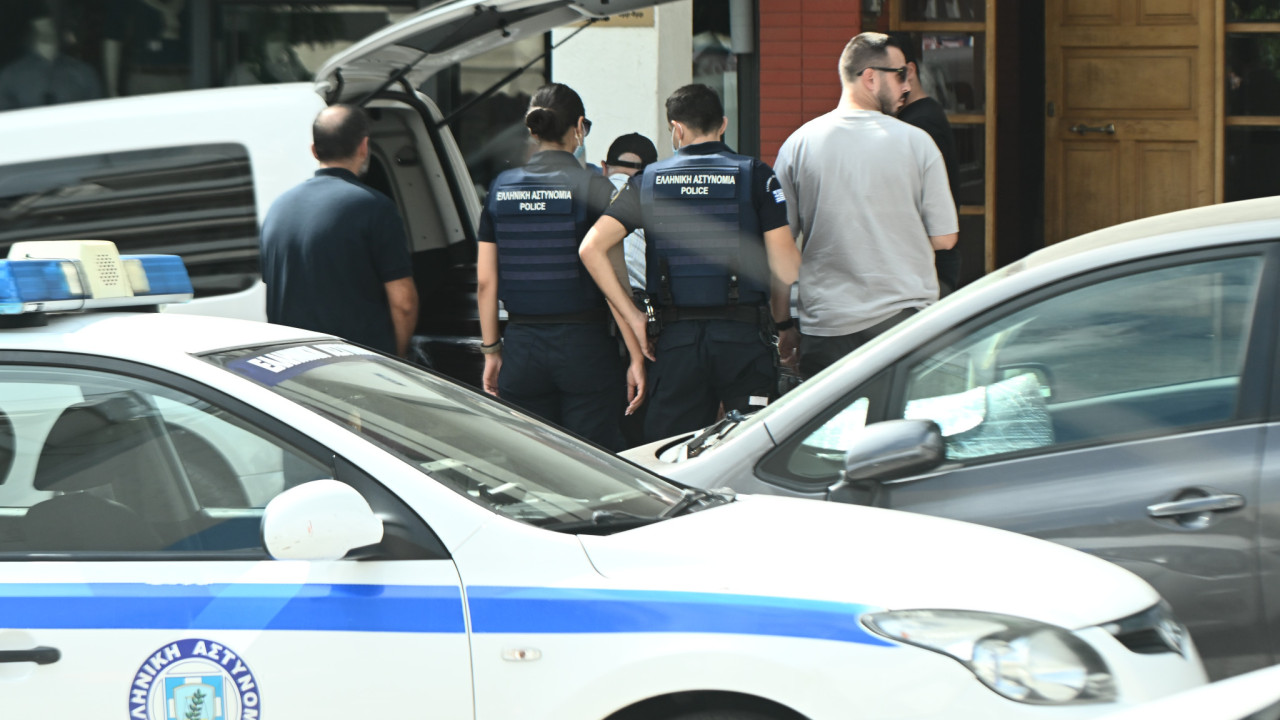 Σε κατ’ οίκον περιορισμό ο 71χρονος που κατηγορείται ότι σκότωσε τον γιο του σε διαμέρισμα στη Νέα Σμύρνη Σε κατ’ οίκον περιορισμό ο 71χρονος που κατηγορείται ότι σκότωσε τον γιο του σε διαμέρισμα στη Νέα Σμύρνη