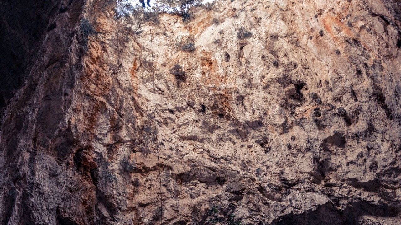 «Ο Βόθωνας του Γάλλου»: Το βαθύτερο σπήλαιο των Κυκλάδων στην Αμοργό «Ο Βόθωνας του Γάλλου»: Το βαθύτερο σπήλαιο των Κυκλάδων στην Αμοργό