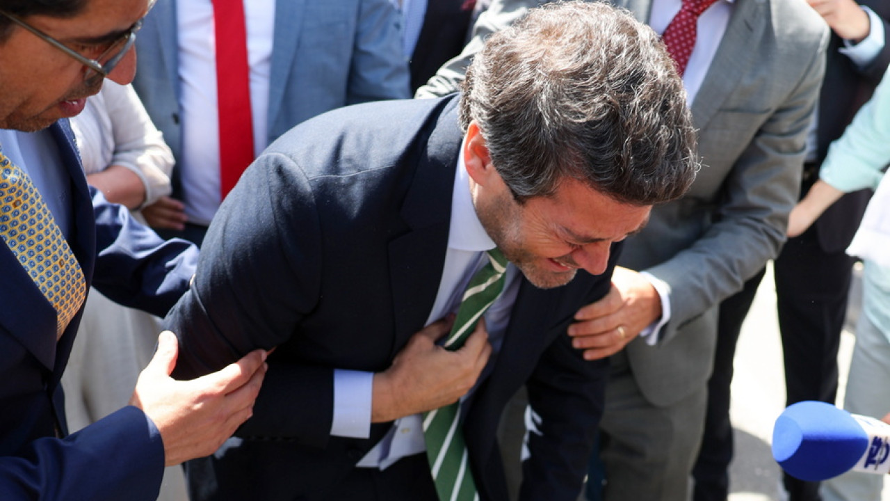 Κατέρρευσε σε προεκλογική ομιλία ο ηγέτης της ακροδεξιάς στην Πορτογαλία