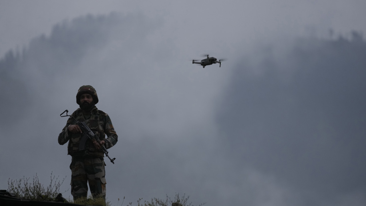 Ο πρώτος πόλεμος με drones ανοίγει ένα νέο κεφάλαιο στη σύγκρουση Ινδίας-Πακιστάν Ο πρώτος πόλεμος με drones ανοίγει ένα νέο κεφάλαιο στη σύγκρουση Ινδίας-Πακιστάν