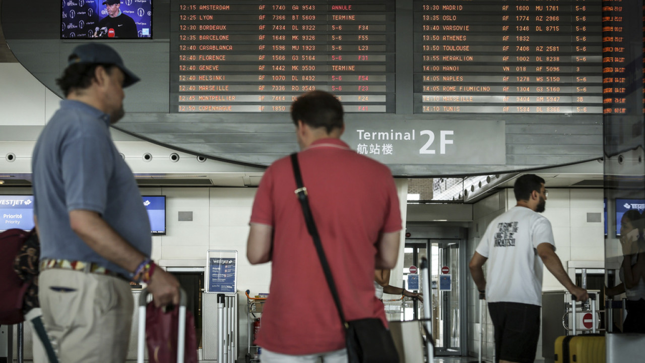 Γαλλία: Βλάβη στο σύστημα ελέγχου εναέριας κυκλοφορίας του αεροδρομίου Ορλί – 130 πτήσεις ακυρώθηκαν Γαλλία: Βλάβη στο σύστημα ελέγχου εναέριας κυκλοφορίας του αεροδρομίου Ορλί – 130 πτήσεις ακυρώθηκαν
