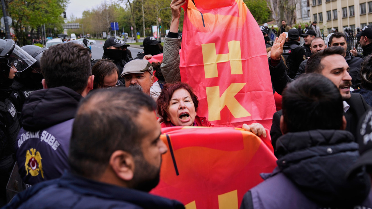 Κωνσταντινούπολη: Πάνω από 52.000 αστυνομικοί στους δρόμους για την Πρωτομαγιά – 384 συλλήψεις Κωνσταντινούπολη: Πάνω από 52.000 αστυνομικοί στους δρόμους για την Πρωτομαγιά – 384 συλλήψεις
