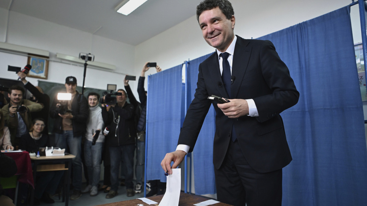 Εκλογές στη Ρουμανία: Ο Νικουσόρ Νταν προηγείται στα exit polls Εκλογές στη Ρουμανία: Ο Νικουσόρ Νταν προηγείται στα exit polls