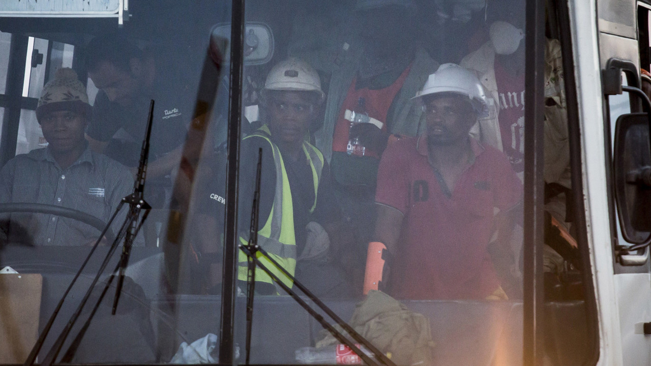 Γιοχάνεσμπουργκ: 289 εργάτες έχουν παγιδευτεί σε χρυσωρυχείο Γιοχάνεσμπουργκ: 289 εργάτες έχουν παγιδευτεί σε χρυσωρυχείο