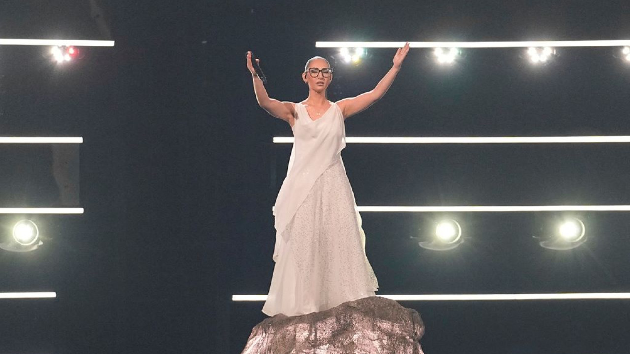 Eurovision: Πώς άλλαξε φόρεμα η Κλαυδία στη σκηνή – Βίντεο Eurovision: Πώς άλλαξε φόρεμα η Κλαυδία στη σκηνή – Βίντεο