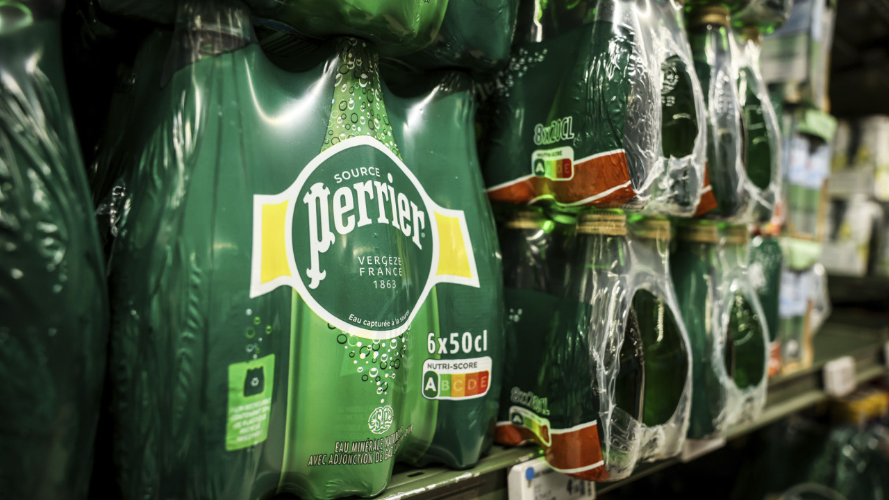 Γαλλία: Σκάνδαλο με το μεταλλικό Perrier – Οι παράνομες πρακτικές και η εμπλοκή του Μακρόν