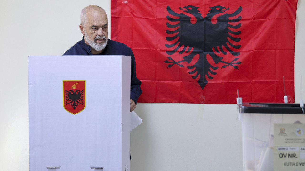 Tέταρτη θητεία διεκδικεί ο Ράμα – Αμφισβητεί τα exit poll που τον δείχνουν 2ο ο Μπερίσα Tέταρτη θητεία διεκδικεί ο Ράμα – Αμφισβητεί τα exit poll που τον δείχνουν 2ο ο Μπερίσα