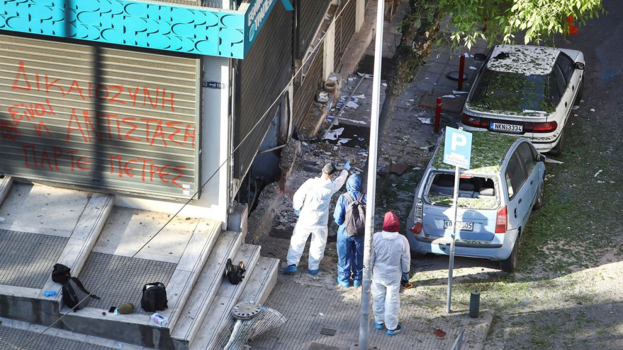 Έκρηξη έξω από τράπεζα στη Θεσσαλονίκη – Νεκρή η γυναίκα που έβαλε τον μηχανισμό - Δείτε φωτογραφίες