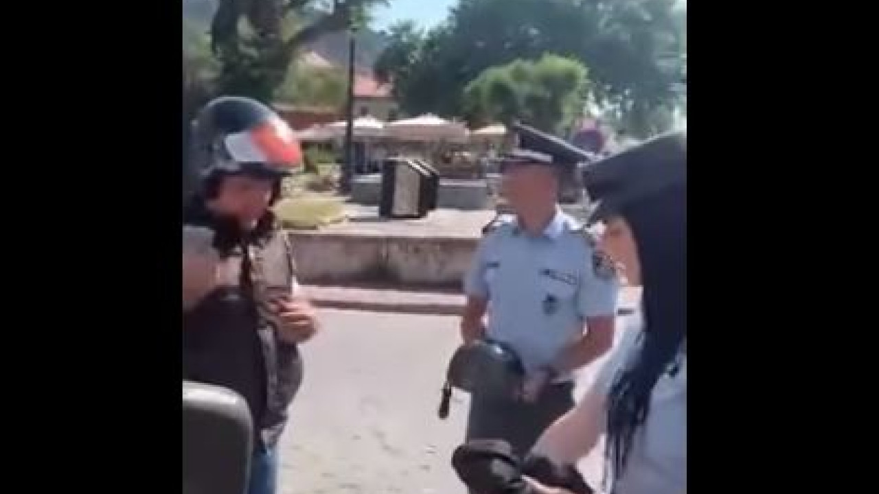 Η Τροχαία στη Ναύπακτο μοίρασε δωρεάν κράνη αντί για… κλήσεις – Δείτε βίντεο