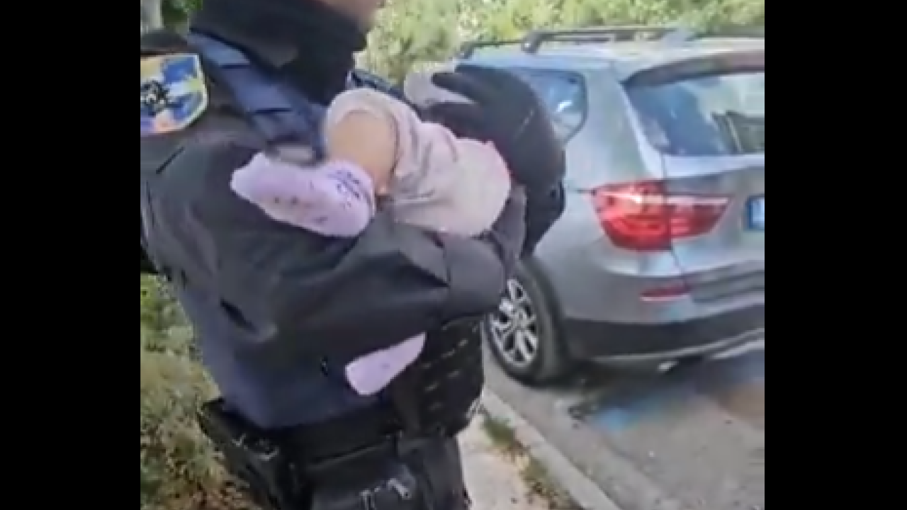 Skai.gr: Η συγκλονιστική μαρτυρία του αστυνομικού που πήρε αγκαλιά το 6μηνών βρέφος Skai.gr: Η συγκλονιστική μαρτυρία του αστυνομικού που πήρε αγκαλιά το 6μηνών βρέφος