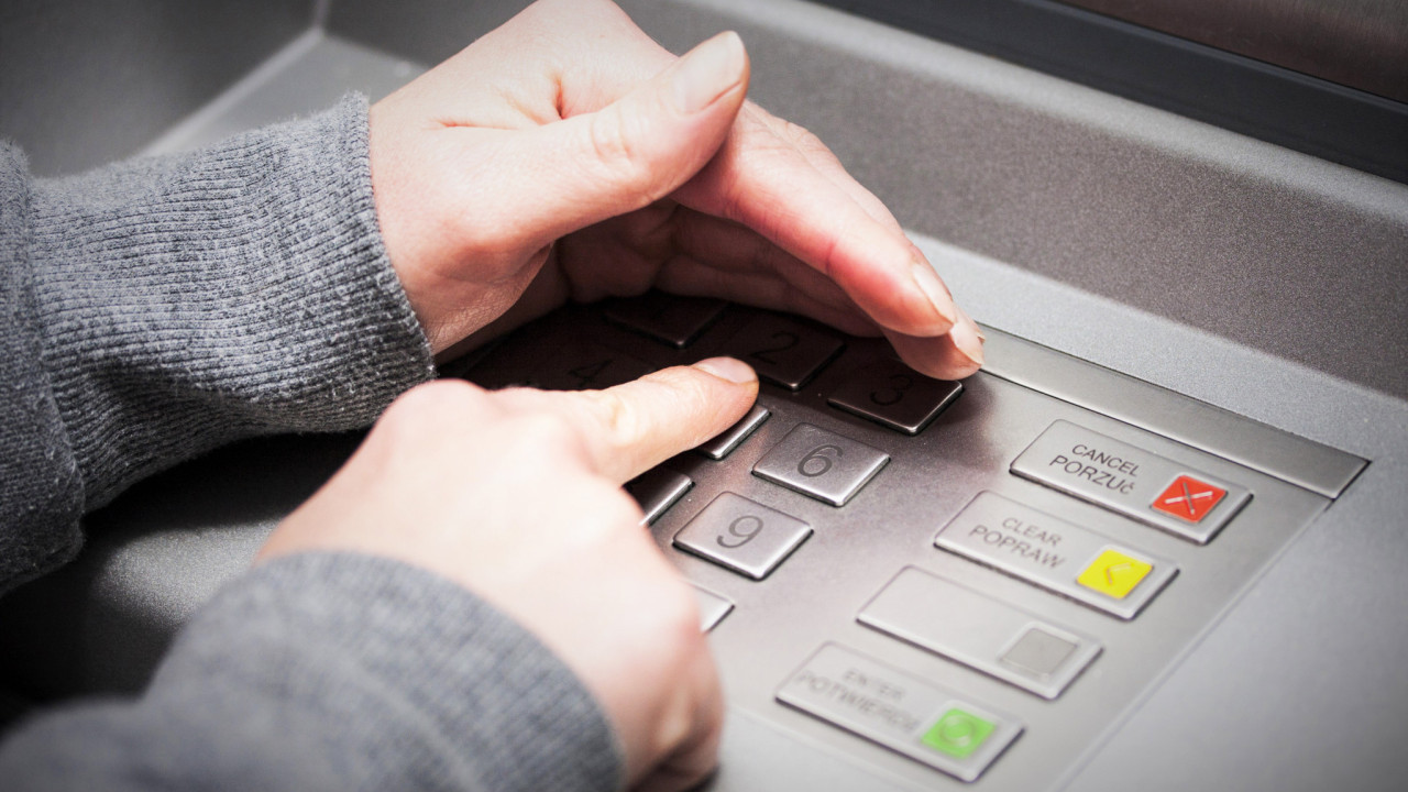 Κλοπή PIN στο ATM: Το διπλό πάτημα για «ακύρωση» δεν θα βοηθήσει