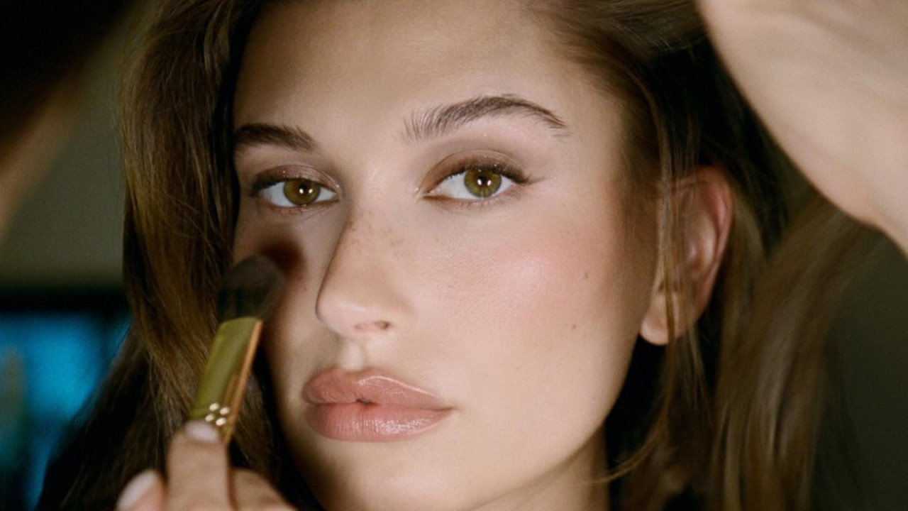 Η Hailey Bieber παρουσίασε νέο μεγάλο makeup trend στο Met Gala 2025 Η Hailey Bieber παρουσίασε νέο μεγάλο makeup trend στο Met Gala 2025
