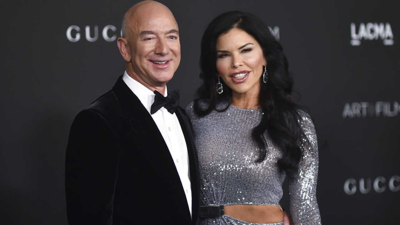 Jeff Bezos-Lauren Sanchez: Ερωτοτροπούν σε κοινή θέα