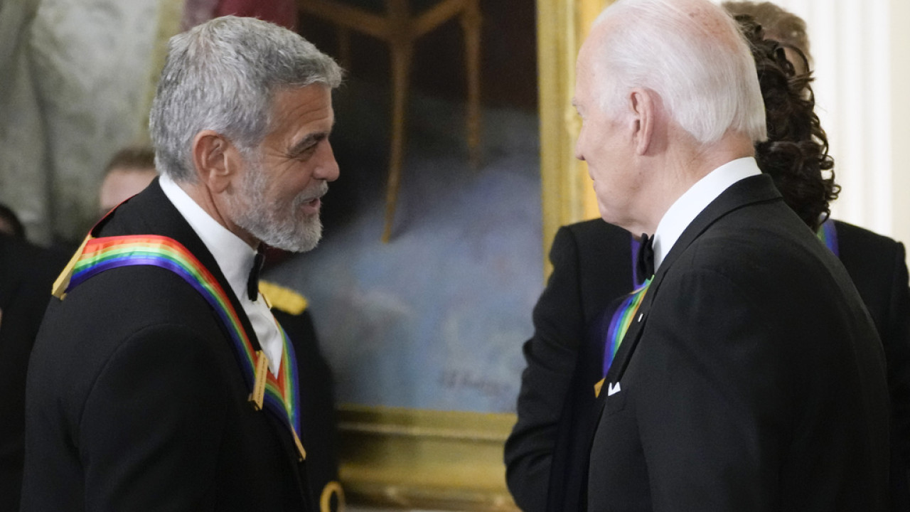 «Δεν έμοιαζε ζωντανός»: Ο Μπάιντεν δεν αναγνώρισε τον σοκαρισμένο Κλούνεϊ σε εκδήλωση συγκέντρωσης χρημάτων