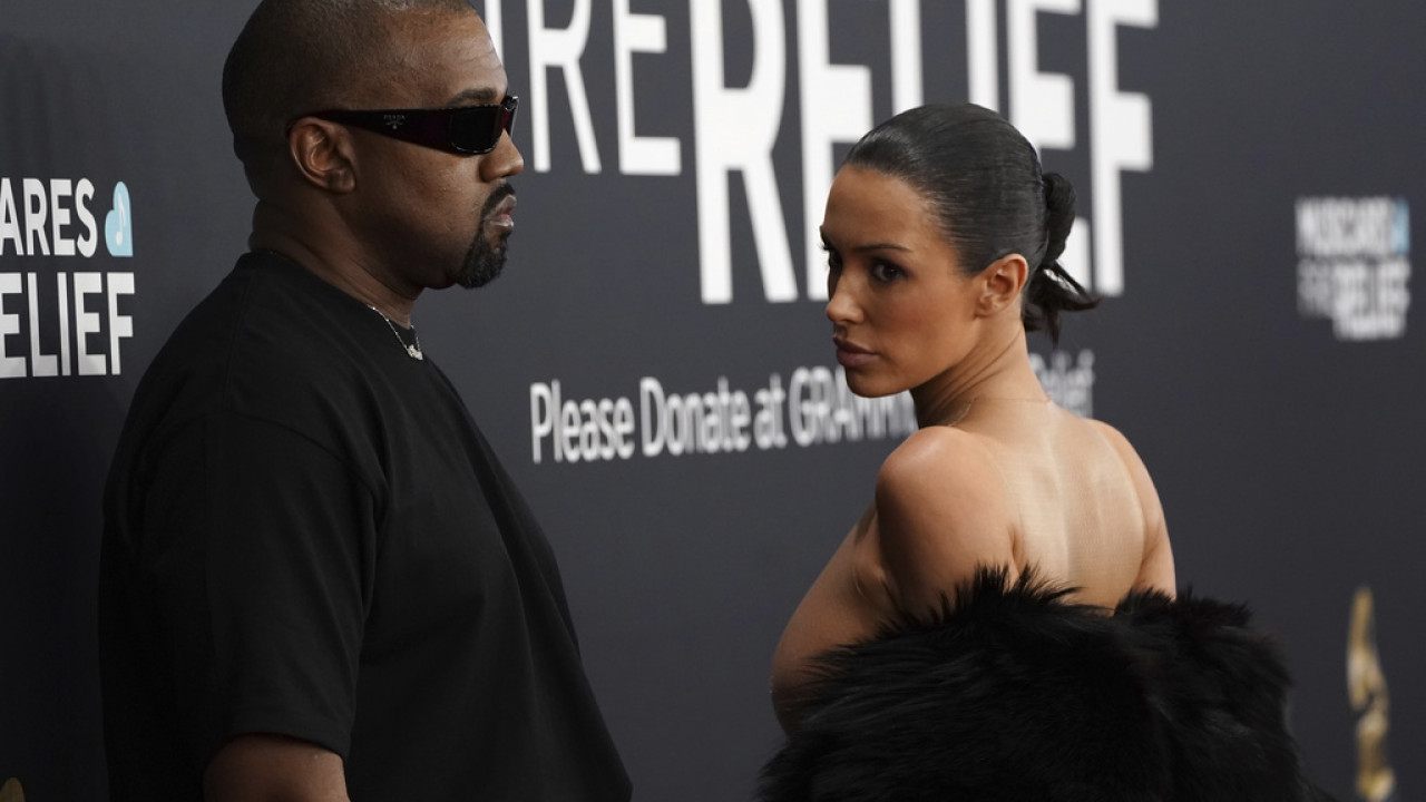 Bianca Censori: Εμφανίστηκε γυμνή σε livestream και o Kanye West φωνάζει ότι είναι gay Bianca Censori: Εμφανίστηκε γυμνή σε livestream και o Kanye West φωνάζει ότι είναι gay
