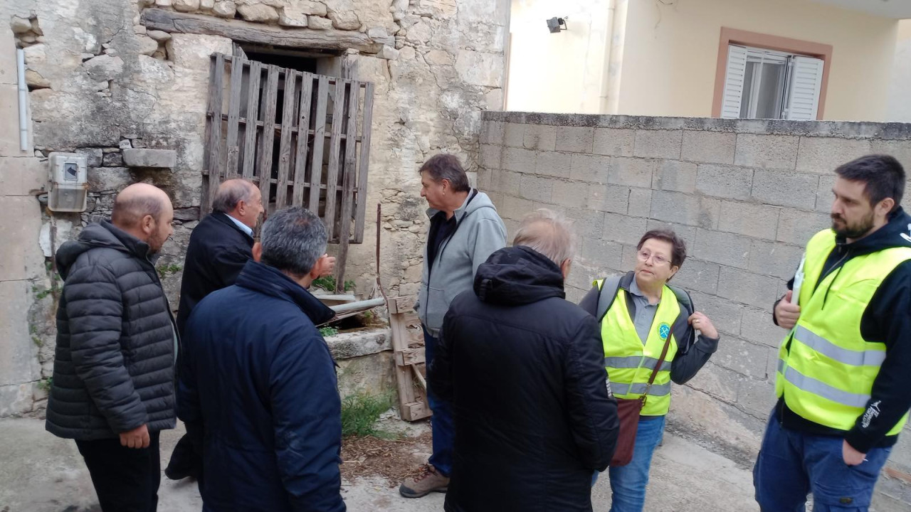 Ηράκλειο: Νέα σύσκεψη στις Βούτες – «Θετικό το ότι δεν παρατηρείται αύξηση στις ρηγματώσεις τις τελευταίες 48 ώρες»