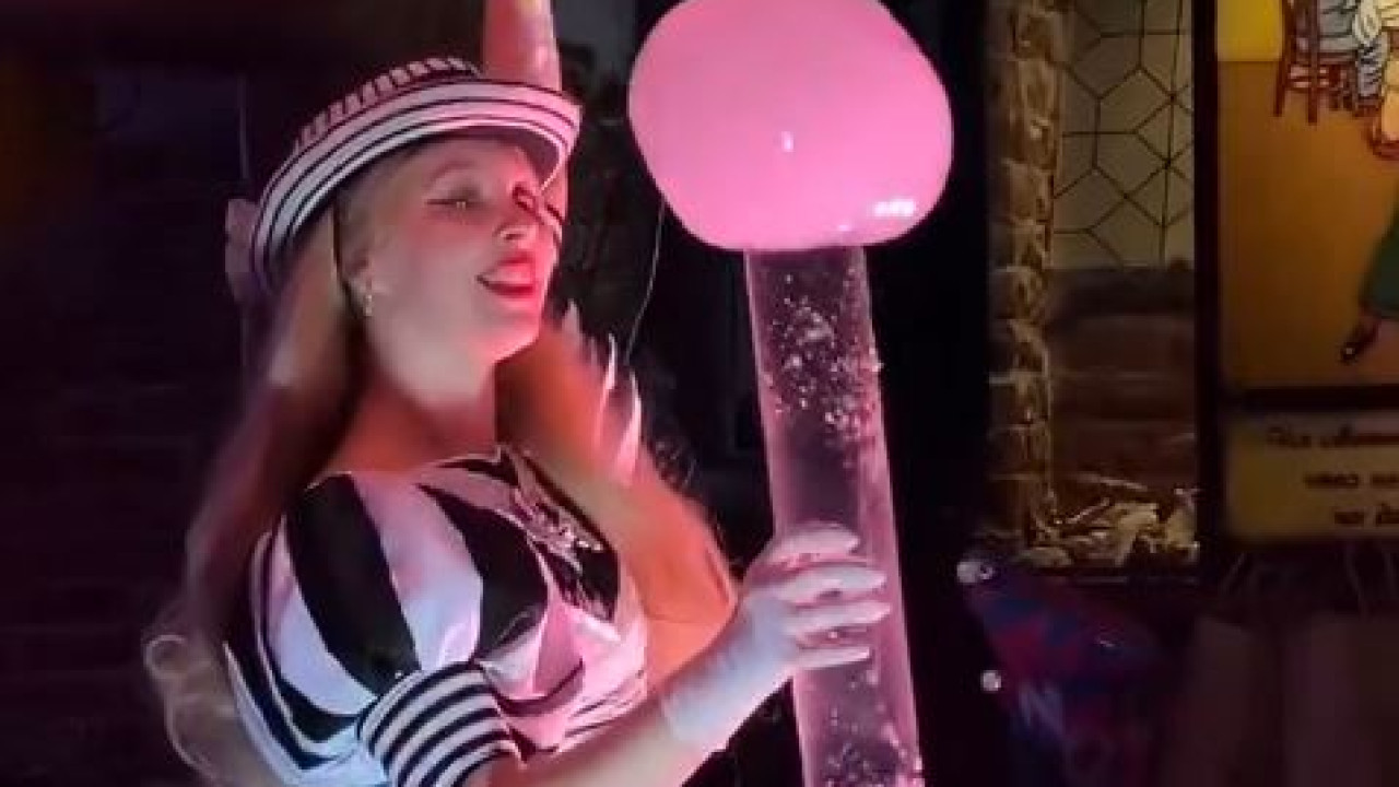 Viral video: Περφόμερ κάνει απίστευτα κόλπα και δεν χειροκροτεί κανείς