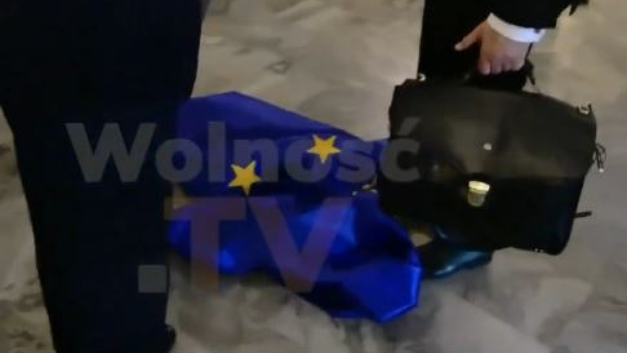 Ακροδεξιός Πολωνός βουλευτής σκούπισε τα παπούτσια του με τη σημαία της ΕΕ – Βίντεο