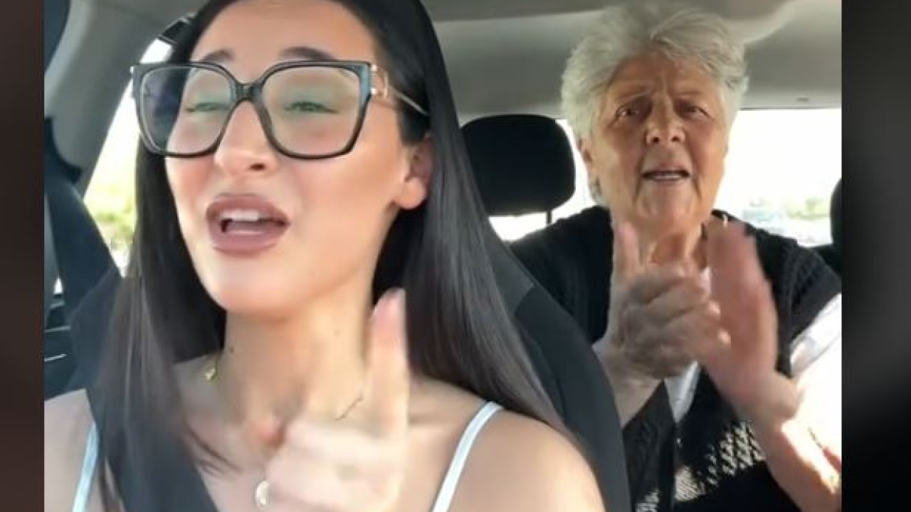 Κλαυδία: Carpool με τη γιαγιά της – Τραγουδούν και χορεύουν Κλαυδία: Carpool με τη γιαγιά της – Τραγουδούν και χορεύουν