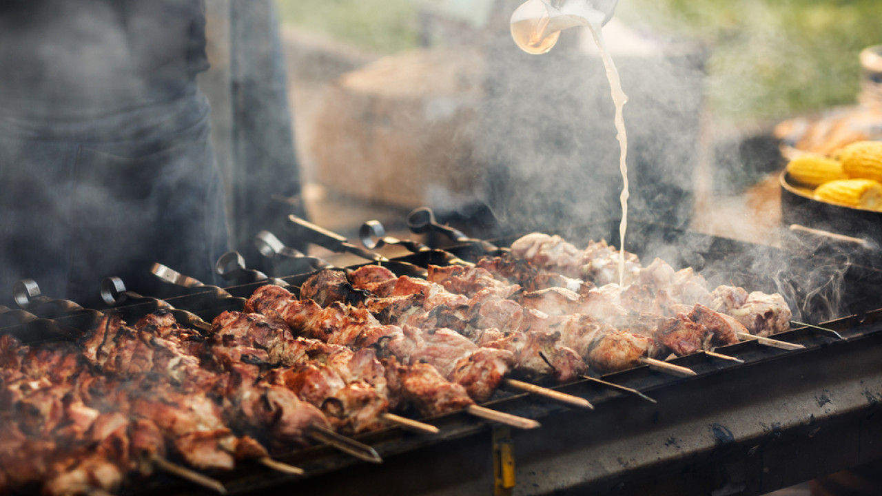 Η κυβέρνηση διαψεύδει τα πανηγύρια με… catering – Τι απαντά για το «μπλόκο» στις ψησταριές