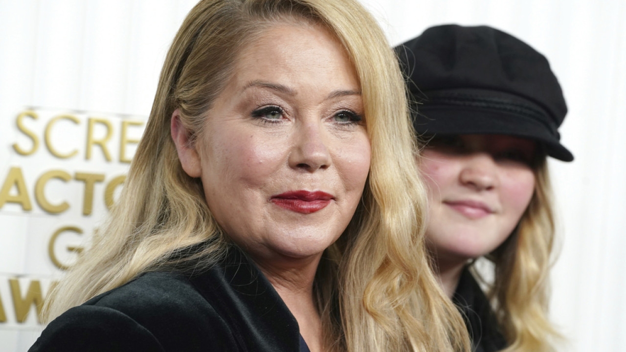 Christina Applegate: Δεν βγαίνω πλέον από το σπίτι – Η σπαρακτική της ανάρτηση και η μάχη της με τη σκλήρυνση κατά πλάκας (video)