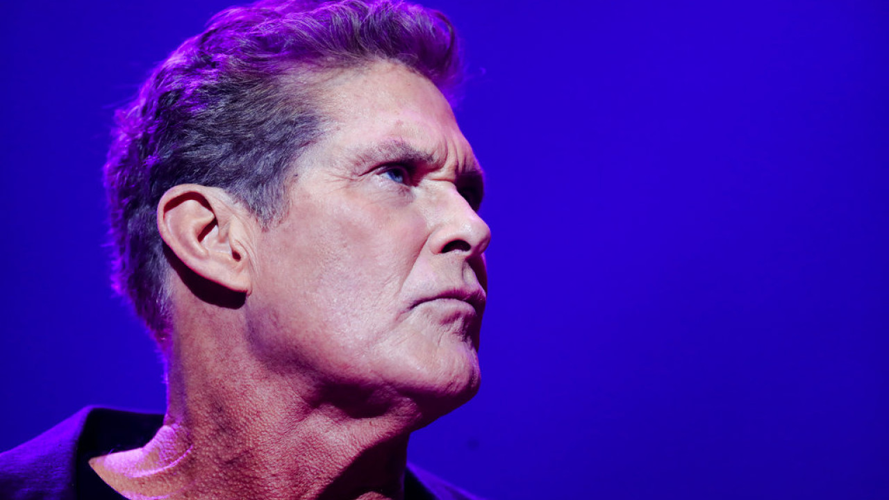 David Hasselhoff: Εμφανίστηκε σε αναπηρικό αμαξίδιο μετά την αυτοκτονία της πρώην συζύγου του David Hasselhoff: Εμφανίστηκε σε αναπηρικό αμαξίδιο μετά την αυτοκτονία της πρώην συζύγου του
