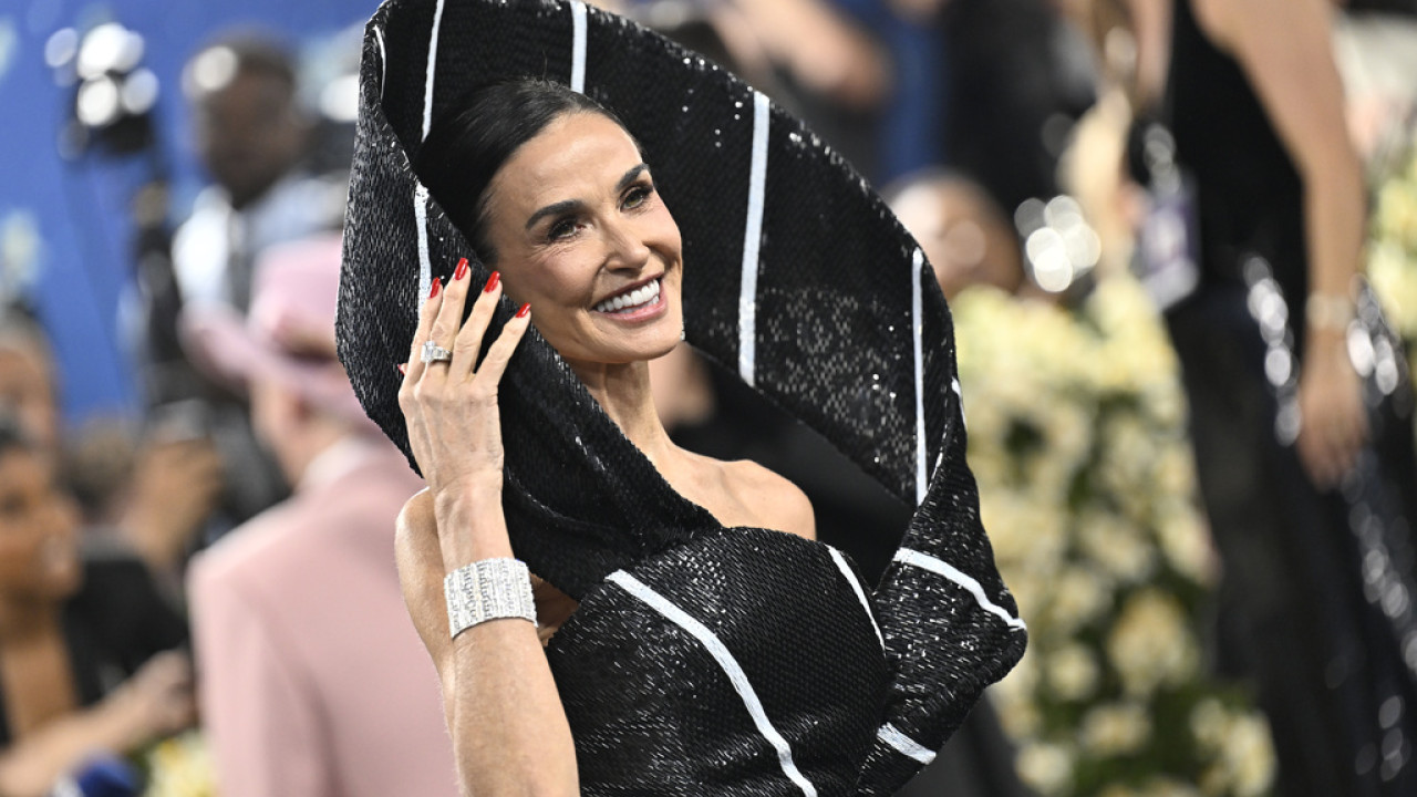 Demi Moore: Για το γλυπτό-φόρεμά της χρειάστηκαν 7.600 ώρες εργασίας – Ναι, είναι γραβάτα… Demi Moore: Για το γλυπτό-φόρεμά της χρειάστηκαν 7.600 ώρες εργασίας – Ναι, είναι γραβάτα…
