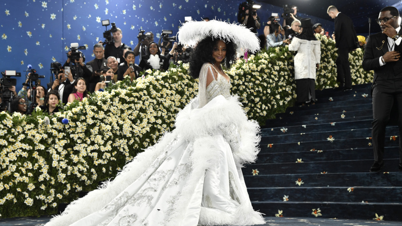 Diana Ross: Η κάπα που φόρεσε στο Met Gala ζύγιζε 27 κιλά! Diana Ross: Η κάπα που φόρεσε στο Met Gala ζύγιζε 27 κιλά!