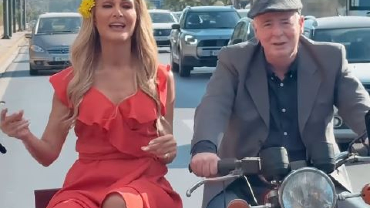 Νατάσα Θεοδωρίδου: Καβάλησε το τρίκυκλο και «μεταμορφώθηκε» σε Αλίκη Βουγιουκλάκη (video)