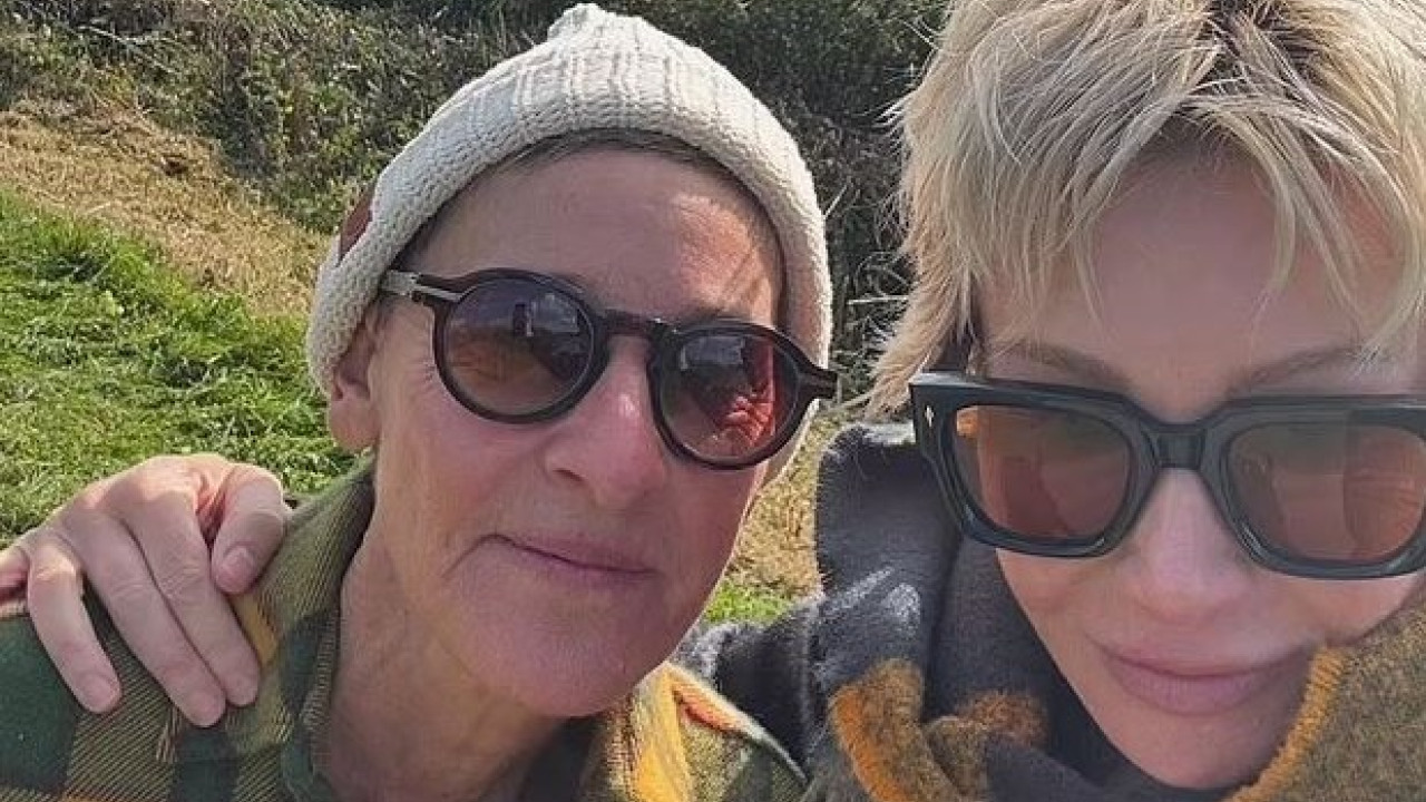 Ξεχάστε την παλιά Ellen DeGeneres: Δείτε την ως αγρότισσα στη φάρμα της στην Αγγλία (video) Ξεχάστε την παλιά Ellen DeGeneres: Δείτε την ως αγρότισσα στη φάρμα της στην Αγγλία (video)