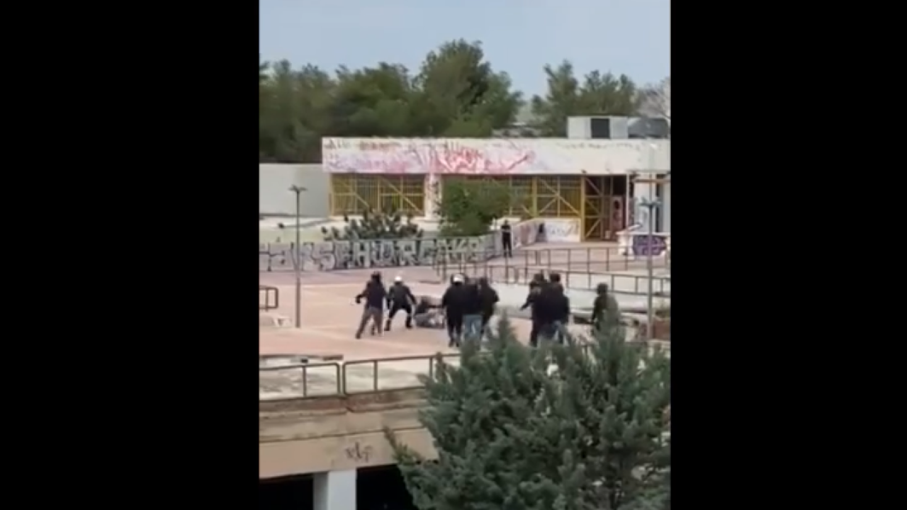 Πολυτεχνειούπολη: Νέο βίντεο με ξυλοδαρμό μεταξύ κουκουλοφόρων Πολυτεχνειούπολη: Νέο βίντεο με ξυλοδαρμό μεταξύ κουκουλοφόρων