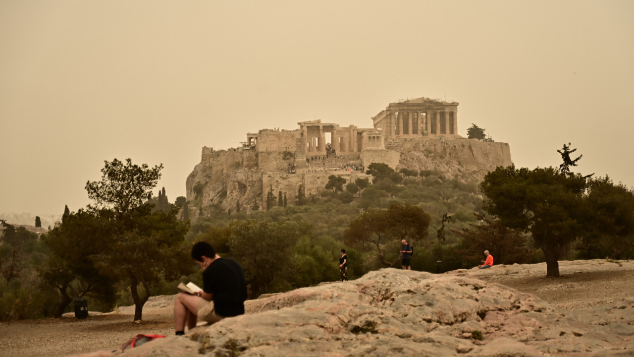 Η αφρικανική σκόνη «πνίγει» την Αθήνα - Πότε θα καθαρίσει η ατμόσφαιρα (Φωτογραφίες και Βίντεο)
