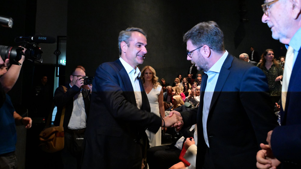 Το τηλεφώνημα Χαρίτση σε Ανδρουλάκη, η χειραψία Μητσοτάκη - Ανδρουλάκη και ο πήχης για τις εκλογές που φέρνει μουρμούρα