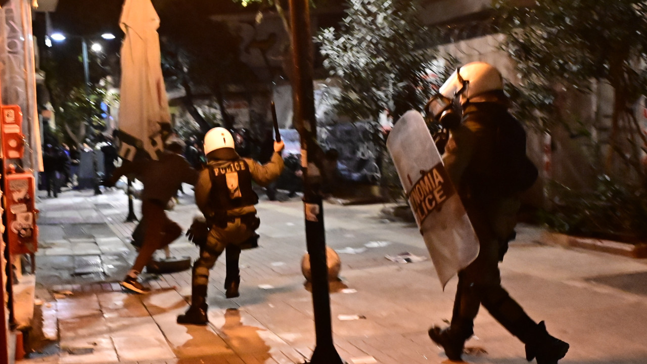Νύχτα επεισοδίων στα Εξάρχεια: Επτά συλλήψεις και τρεις αστυνομικοί τραυματίες
