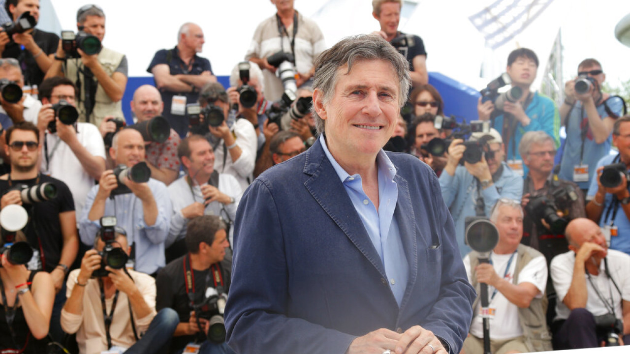 Gabriel Byrne: Ο σπουδαίος Ιρλανδός ηθοποιός, η παιδική του κακοποίηση από ιερέα και τα νταηλίκια του Γουάινστιν