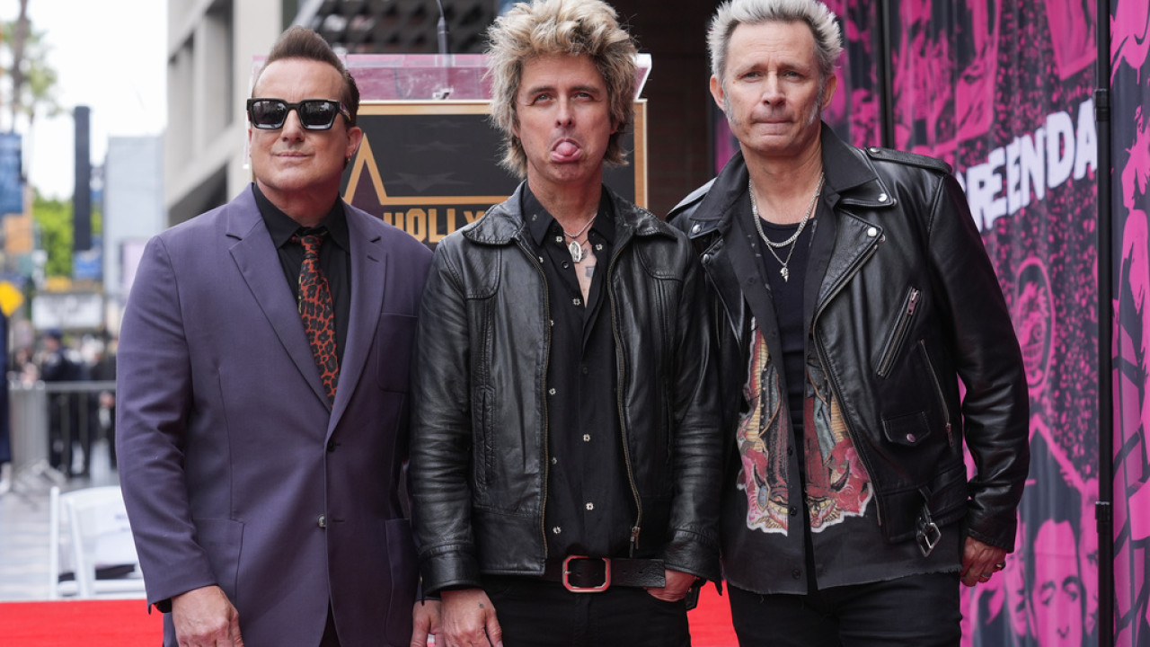 Green Day: Απέκτησαν αστέρι στη Λεωφόρο της Δόξας στο Χόλιγουντ (video-φωτό) Green Day: Απέκτησαν αστέρι στη Λεωφόρο της Δόξας στο Χόλιγουντ (video-φωτό)