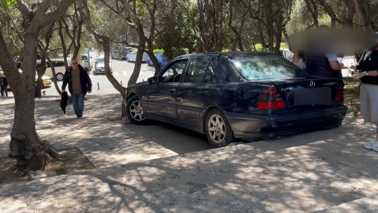 Διονυσίου Αρεοπαγίτου: Αυτοκίνητο καβάλησε τον πεζόδρομο και «κατέβηκε» τα σκαλιά