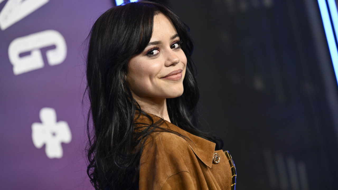 Η Jenna Ortega συνδύασε το νέο curved lob κούρεμά της με το θρυλικό φόρεμα της Carrie Bradshaw Η Jenna Ortega συνδύασε το νέο curved lob κούρεμά της με το θρυλικό φόρεμα της Carrie Bradshaw