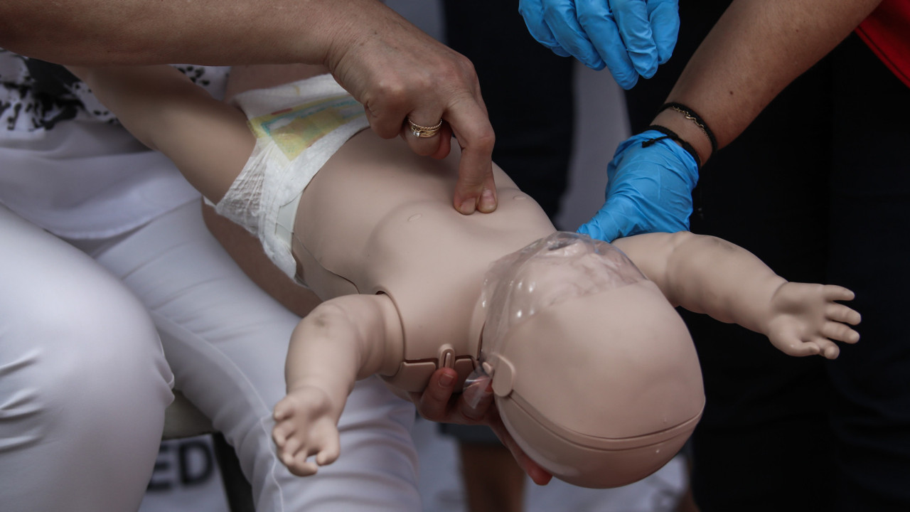 Λήμνος: Ιερέας έσωσε με ΚΑΡΠΑ 2χρονο παιδί Λήμνος: Ιερέας έσωσε με ΚΑΡΠΑ 2χρονο παιδί