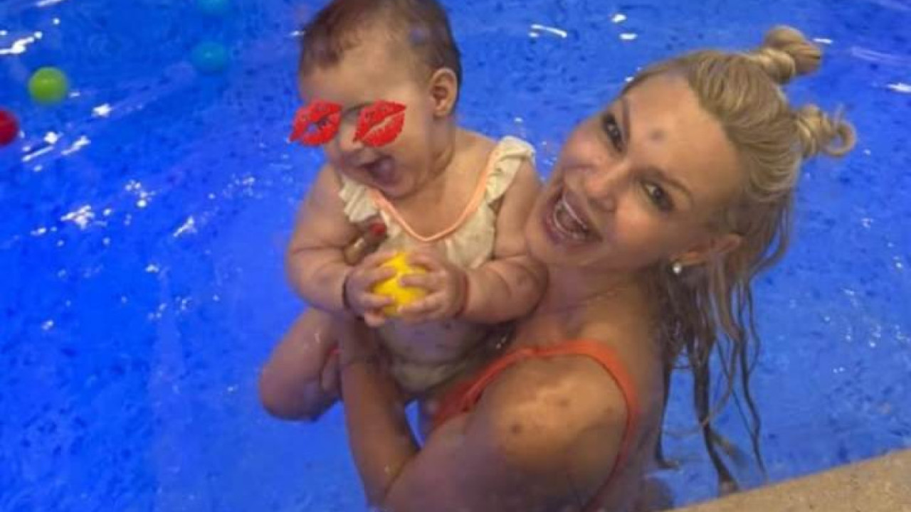 Βίκυ Κάβουρα: Baby Swimming με την κόρη της!