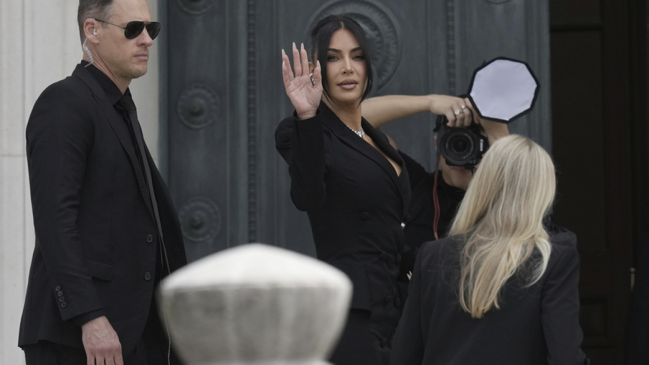 Kim Kardashian: Παρούσα στη δίκη για τη ληστεία στο Παρίσι – Θα βρεθεί αντιμέτωπη με 10 κατηγορούμενους Kim Kardashian: Παρούσα στη δίκη για τη ληστεία στο Παρίσι – Θα βρεθεί αντιμέτωπη με 10 κατηγορούμενους