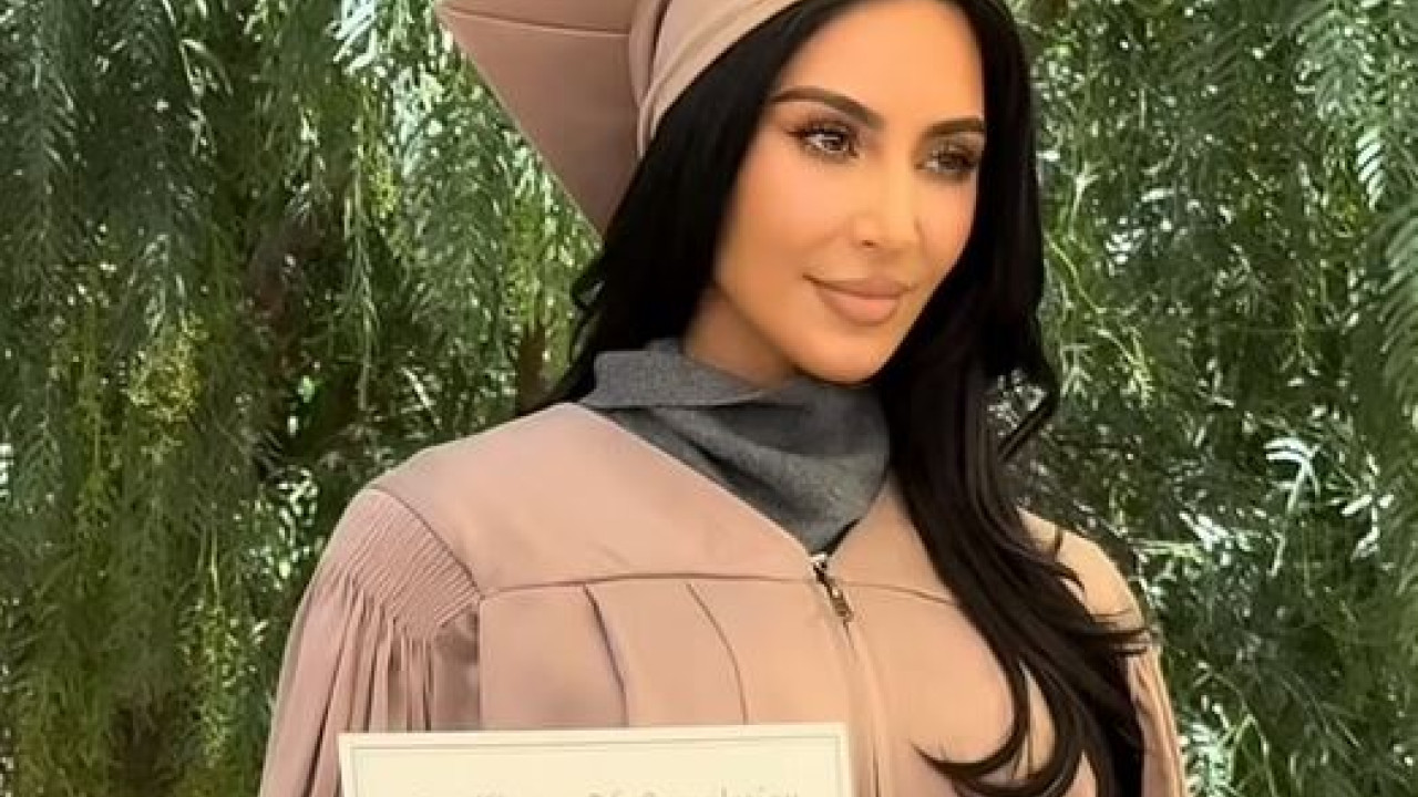 Kim Kardashian: Και επίσημα δικηγόρος! – Πήρε το πτυχίο μετά από 6 χρόνια, αλλά οι θαυμαστές της την «τρολάρουν»… Kim Kardashian: Και επίσημα δικηγόρος! – Πήρε το πτυχίο μετά από 6 χρόνια, αλλά οι θαυμαστές της την «τρολάρουν»…