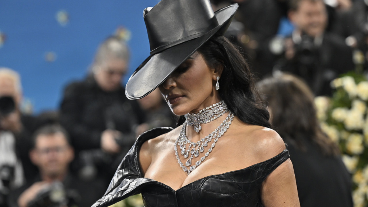 Kim Kardashian: Το ατύχημά της στο Met Gala και το δολοφονικό της βλέμμα - Κάποιος πάτησε το φόρεμά της (video)