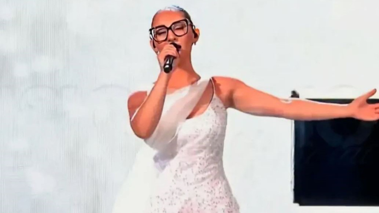 Eurovision 2025: Διέρρευσε βίντεο με την Κλαυδία να φορά το άσπρο φόρεμα επί σκηνής – Καλή επιτυχία Ελλάδα! Eurovision 2025: Διέρρευσε βίντεο με την Κλαυδία να φορά το άσπρο φόρεμα επί σκηνής – Καλή επιτυχία Ελλάδα!